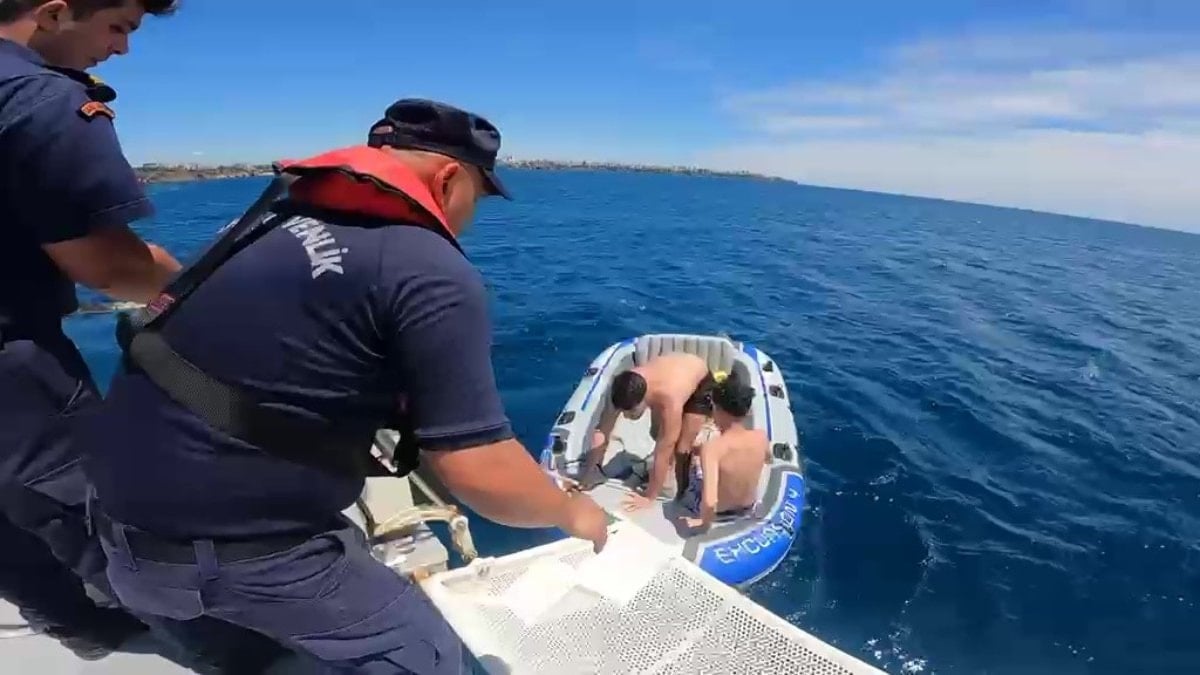 Antalya'da, sahil güvenlik ekipleri şişme botları patlayan gençleri kurtardı