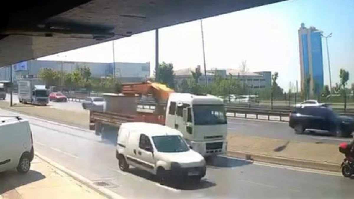 Avcılar'da sol şeritte bekleyen motosiklete tır çarptı: 2 yaralı