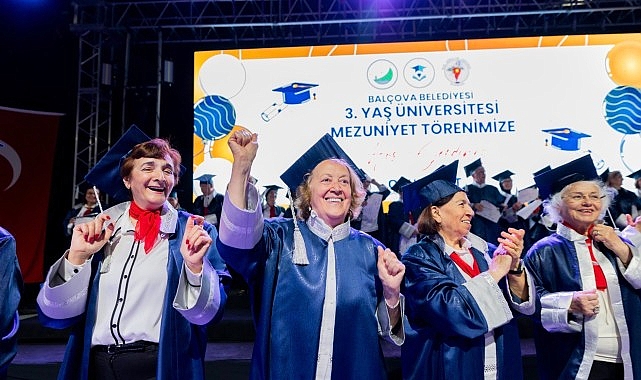 Balçova'da Mezuniyet Coşkusu: 3. Yaş Üniversitesi'nde Kepeler Umuda Atıldı