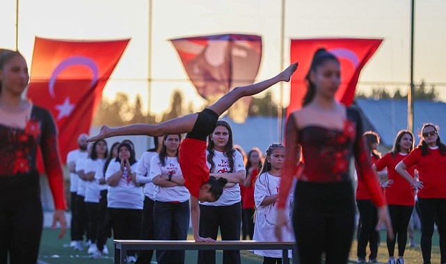 Buca'da yüzlerce kişi "Atam İzindeyiz" yazdı