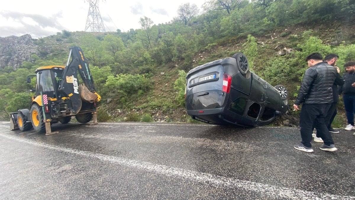 Erzincan'da yağışlı yolda kaza: Araç takla attı