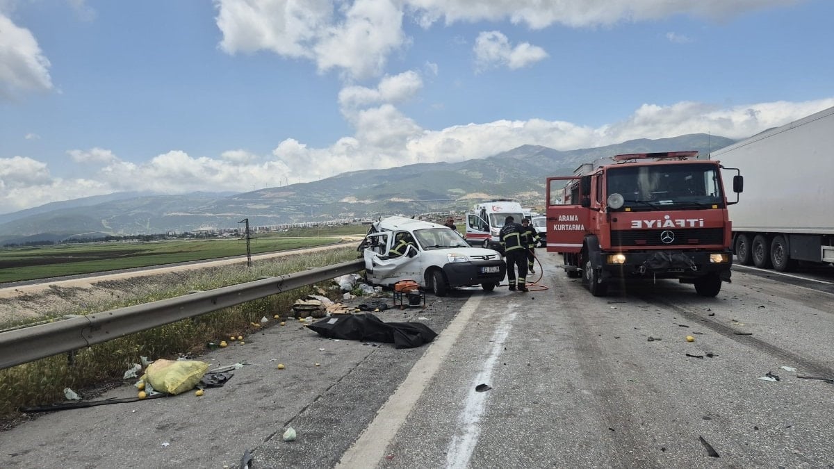 Gaziantep'te tırın hafif ticari araca arkadan çarpması sonucu 2 kişi hayatını kaybetti