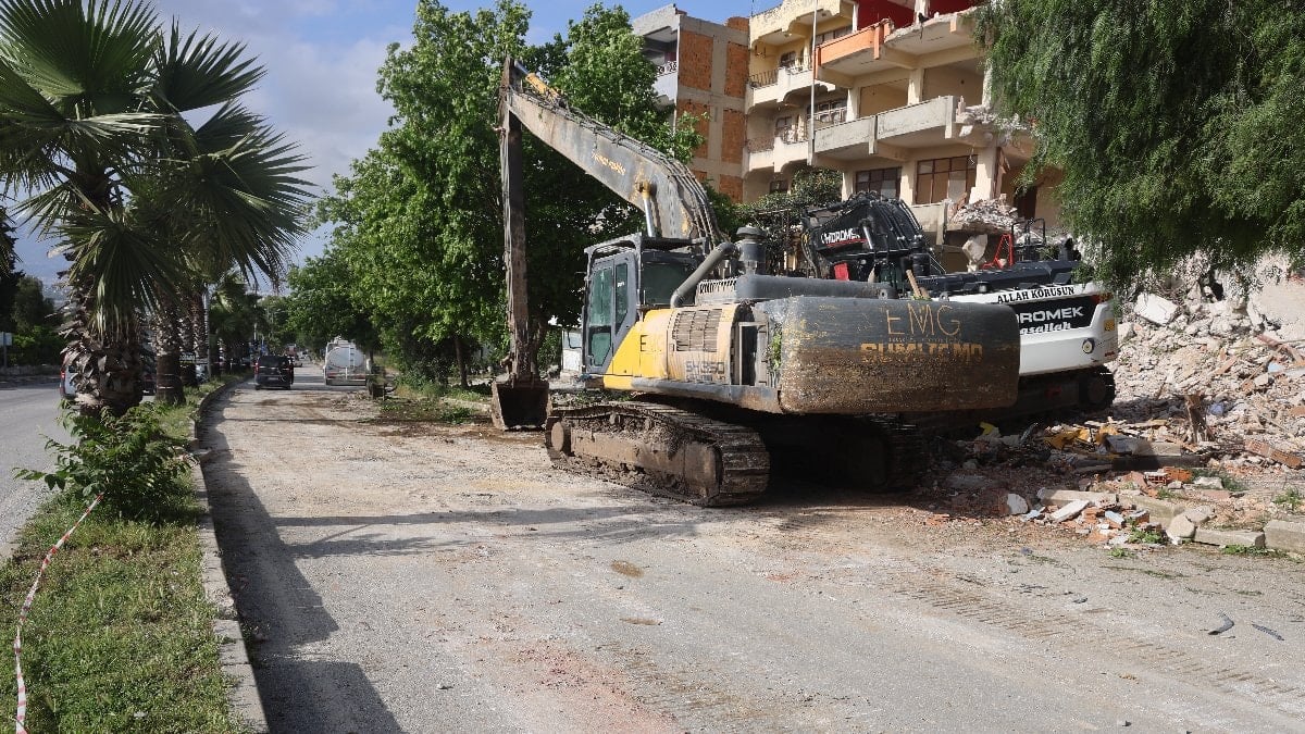 Hatay'da iş makinesine saplanan otomobilin sürücüsü hayatını kaybetti