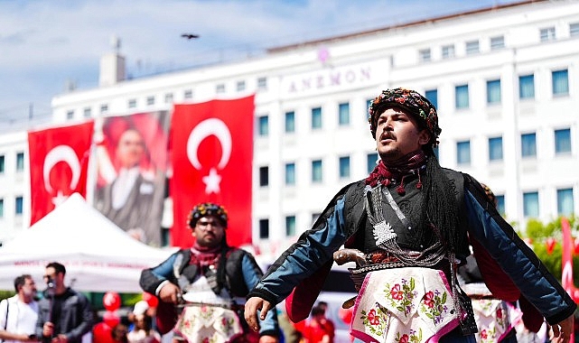 Manisa'da 19 Mayıs Coşkusu Cumhuriyet Meydanı'na Taştı