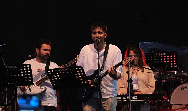 Menemen'de festival coşkusu yağmur dinlemedi