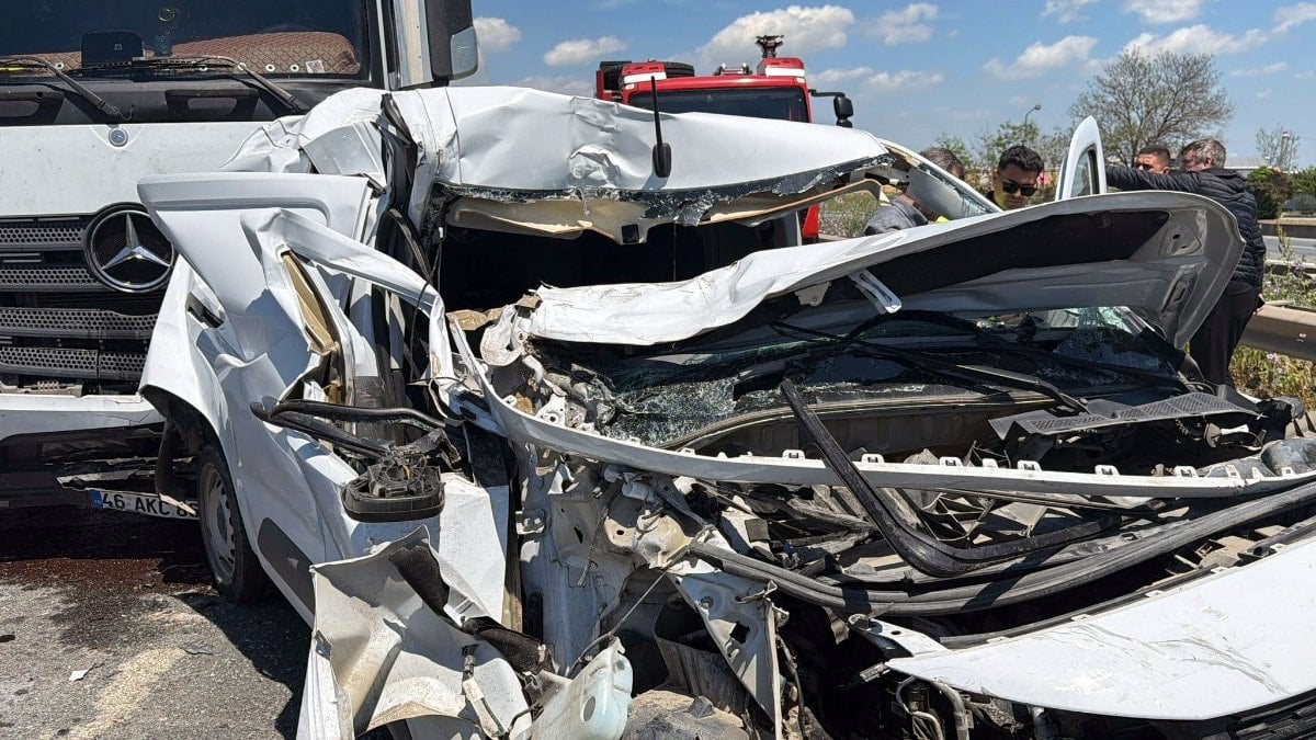 Tekirdağ'da iki tır arasında ezilen araçtan sürücü sağ çıktı