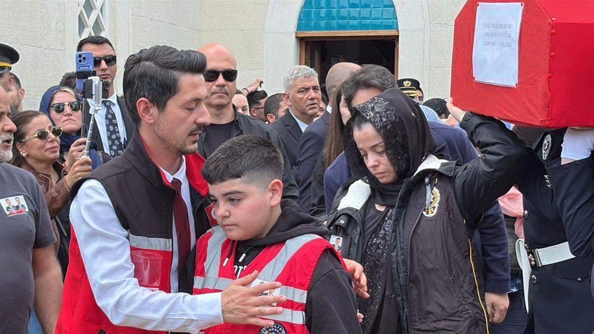 Tekirdağ'da şehit düşen eşinin tabutunu omuzladı