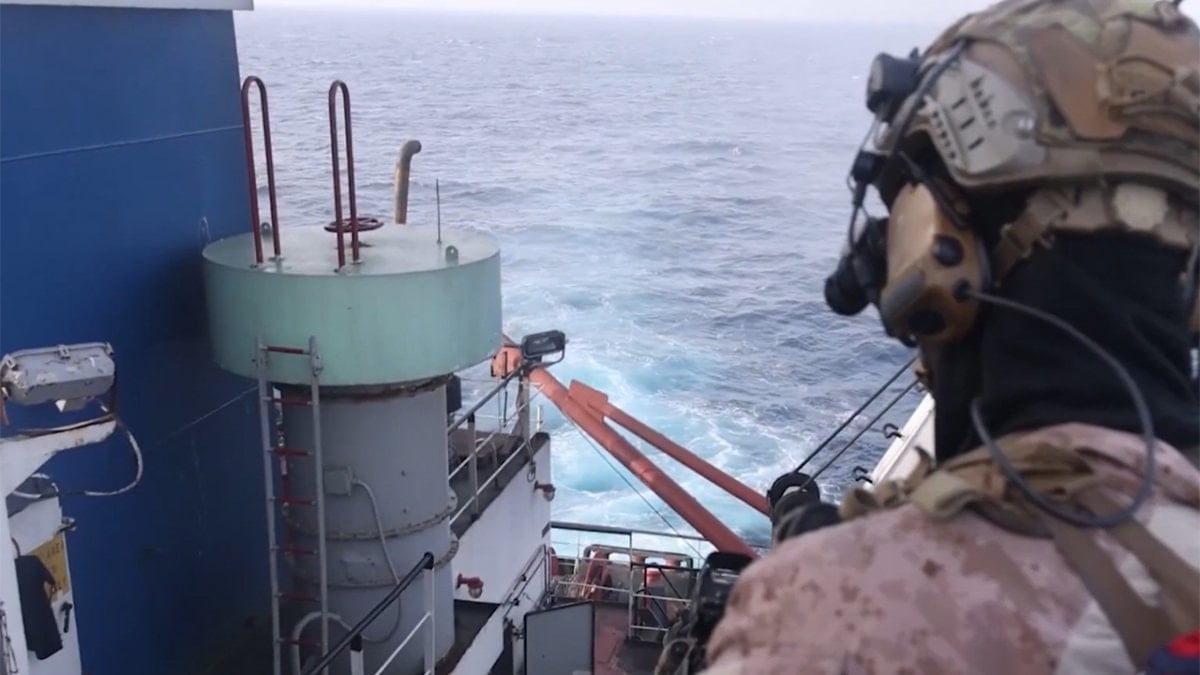 ABD, İran bayraklı petrol tankerine asker çıkardı