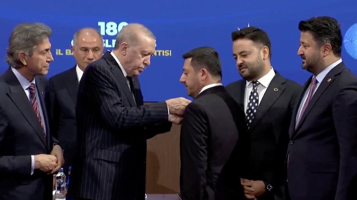 AK Parti'ye yeni katılımlar: Rozetleri Cumhurbaşkanı Erdoğan taktı