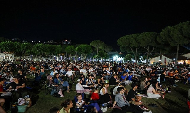 Başkan Çerçioğlu Vatandaşları Tekstil Park ve Mimar Sinan Parkı'nın Eşsiz Atmosferinde Açık Hava Sineması ile Buluşturdu