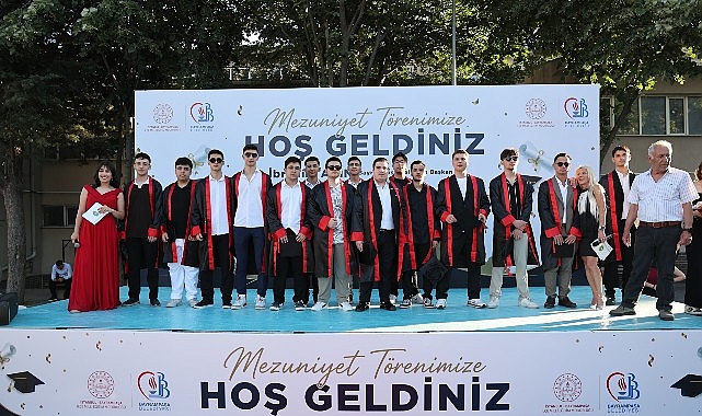 Bayrampaşa'da liselerde mezuniyet coşkusu