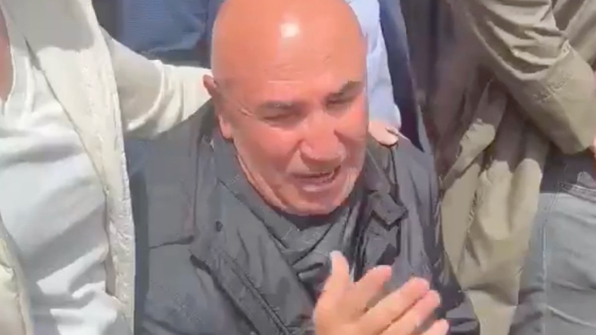CHP Genel Merkezi, Mahmut Tanal'ın gözyaşlarıyla ıslandı: Partililer balkondan izledi