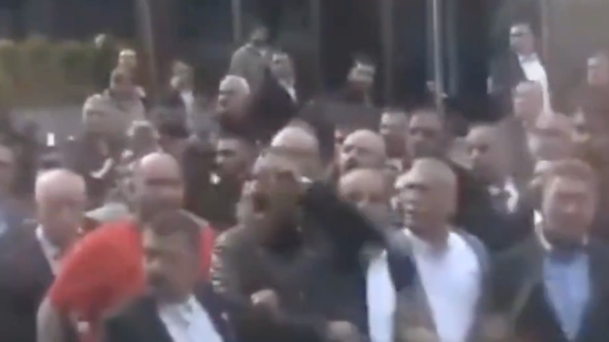 CHP Genel Merkezi önünde küfürler havada uçuştu