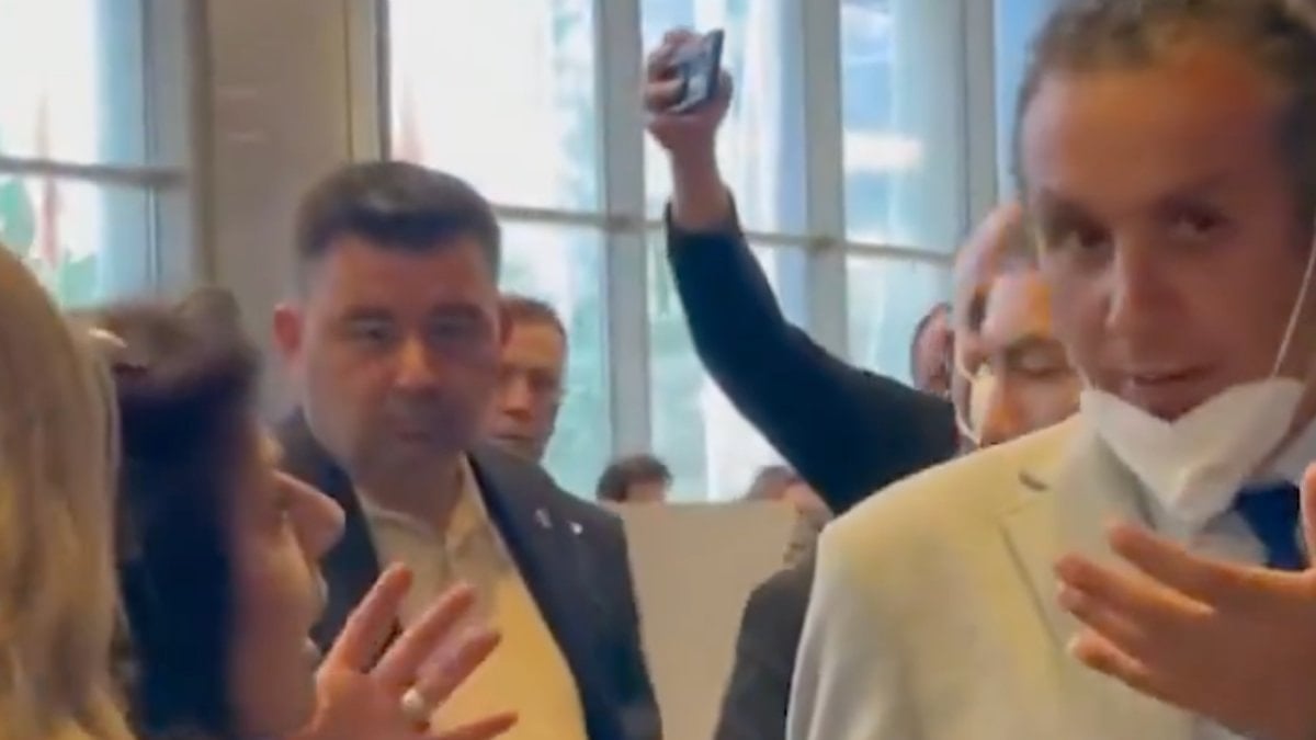 CHP Genel Merkezi'nde Kılıçdaroğlu ve Özel destekçileri kavga etti