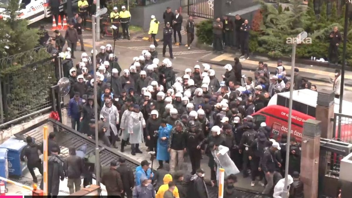 CHP Genel Merkezi'nde tansiyon yükseldi: Polis müdahale ediyor