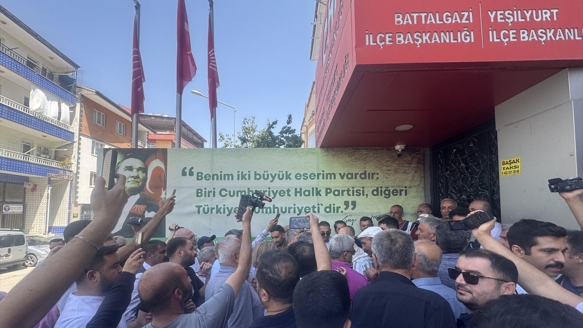 CHP Malatya İl Başkanlığı binasında 'Kılıçdaroğlu hain' afişi