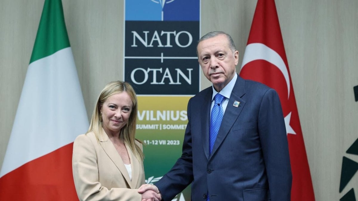 Cumhurbaşkanı Erdoğan'a 'Meloni'nin sigarayı bırakması' soruldu