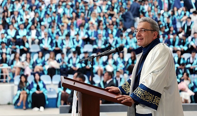 DEÜ İzmir Meslek Yüksekokulu'nda Mezuniyet Coşkusu