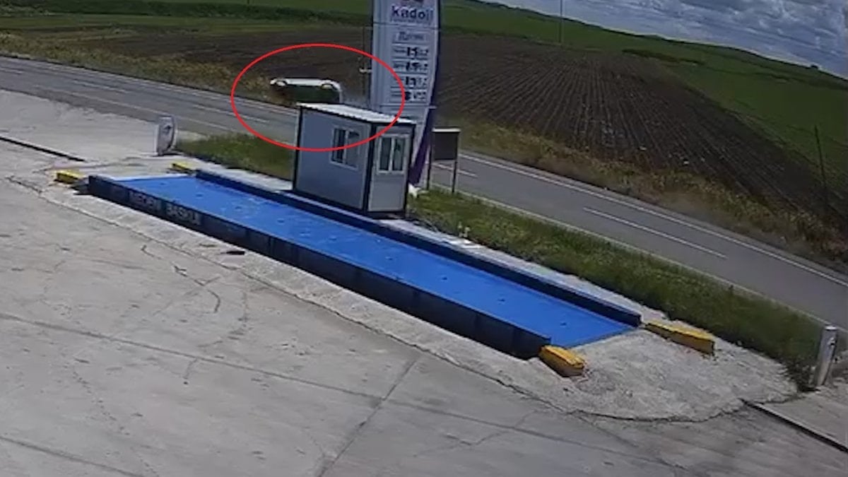 Diyarbakır'da dehşet anları: Takla atan araçtaki 4 kişi yaralandı