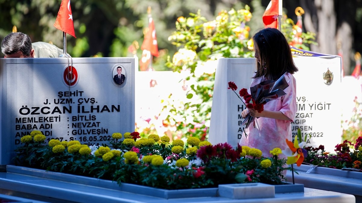Edirnekapı Şehitliği'nde buruk bayram: Vatanımız sağ olsun