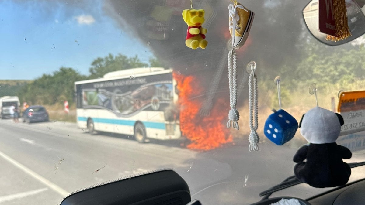 Eskişehir'de seyir halindeki otobüs alev aldı