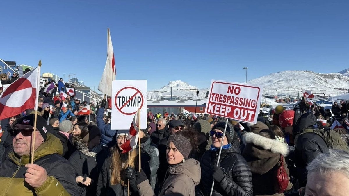 Grönland'da ABD konsolosluğu önünde protesto