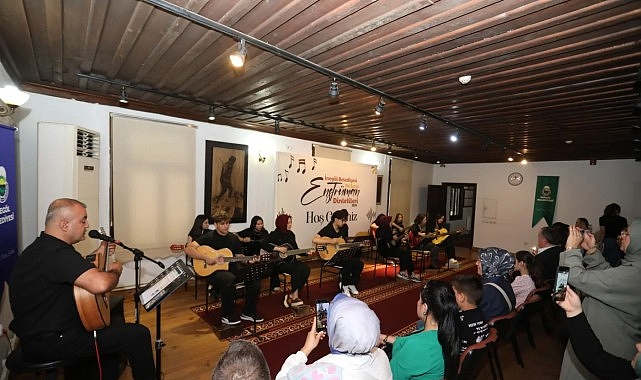İnegöl Belediyesi'nin Gitar Kursu Kursiyerleri Sertifikalarını Aldı