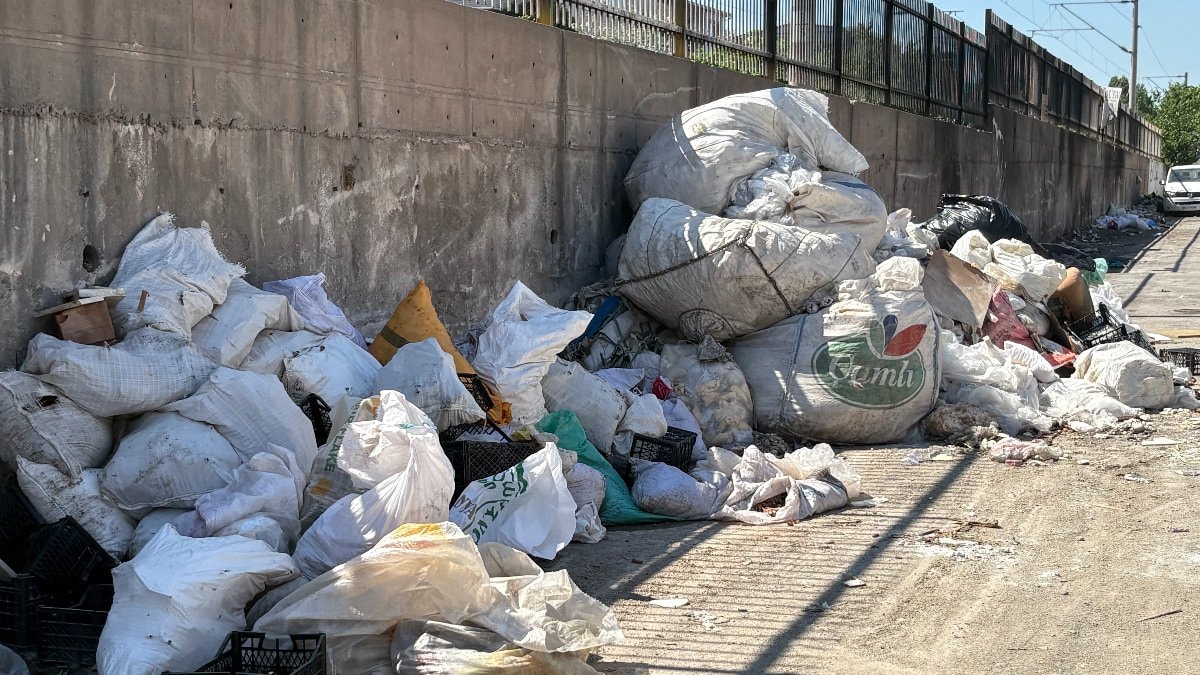 İzmir bayramda da bildiğiniz gibi: Çöp yığınları görenlere 'pes' dedirtti