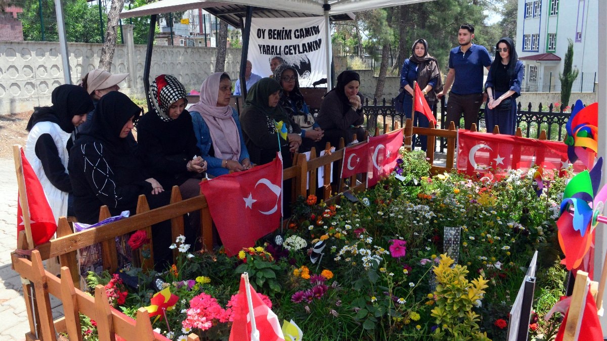 Kahramanmaraş'taki okul saldırısında ölen öğrencilerin aileleri mezarlıkta buluştu