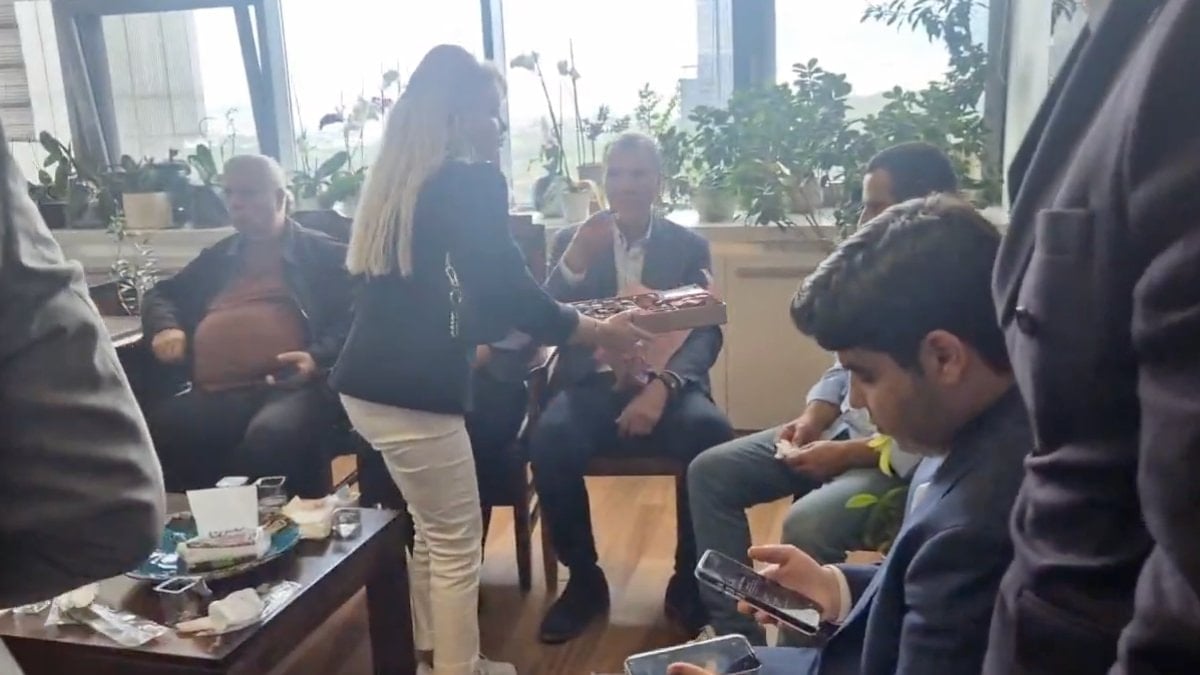 Kemal Kılıçdaroğlu ekibi, CHP Genel Merkezi özel kalem odasında çikolata dağıttı