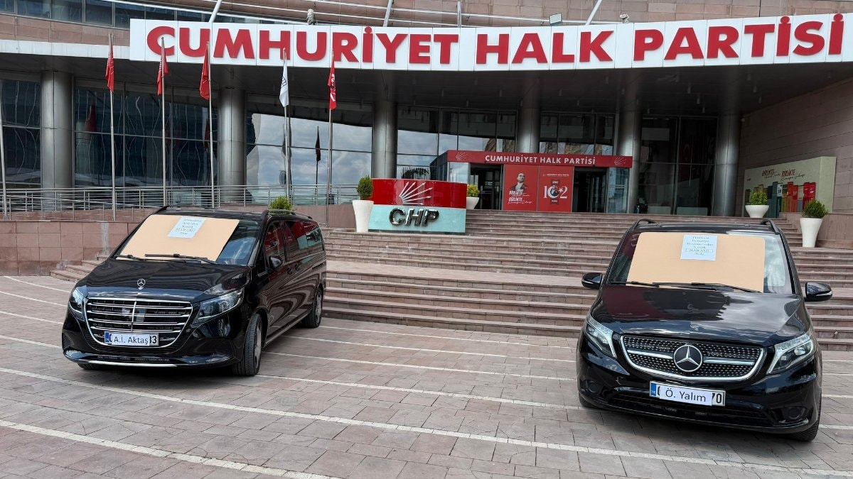 Kemal Kılıçdaroğlu, Özel dönemi araçlarını satışa çıkardı: Üzerlerine 'Haram parayla alınmıştır' yazıldı