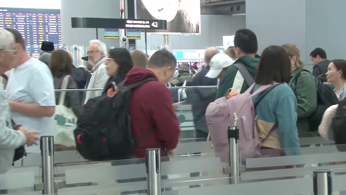 Kurban Bayramı tatilinin ilk gününde İstanbul Havalimanı'nda yoğunluk oluştu