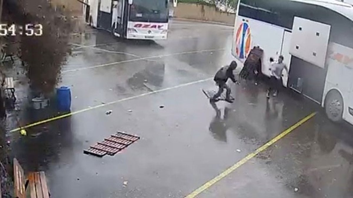 Ordu’da otobüs perondan çıktı, saniyeler sonra toprak kayması oldu
