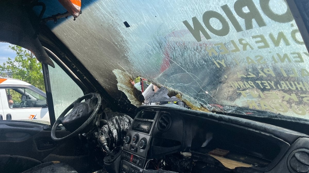 Tekirdağ'da minibüsün durumuna yakınırken yangına yakalandılar
