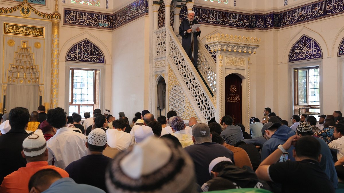 Tokyo Camii’nde bayram yoğunluğu: Namaz 3 kez kılındı