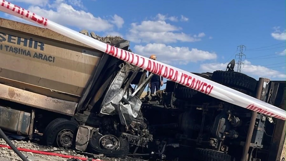 Ankara'da belediyeye ait kamyonun kaza yapması sonucu 2 kişi hayatını kaybetti