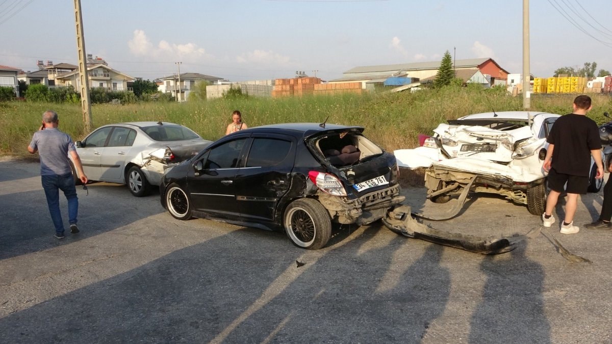Antalya'da 4 araçlı zincirleme kaza: 6'sı turist 7 yaralı