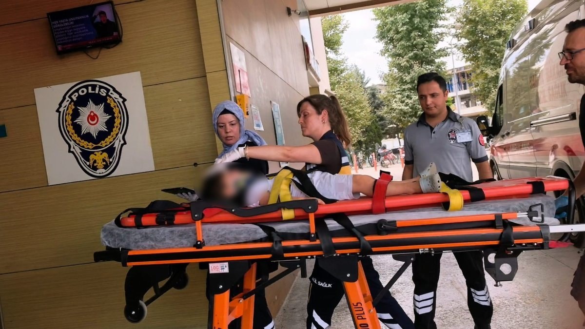 Bursa'da demir kapı altında kalan 3 yaşındaki çocuk ağır yaralandı