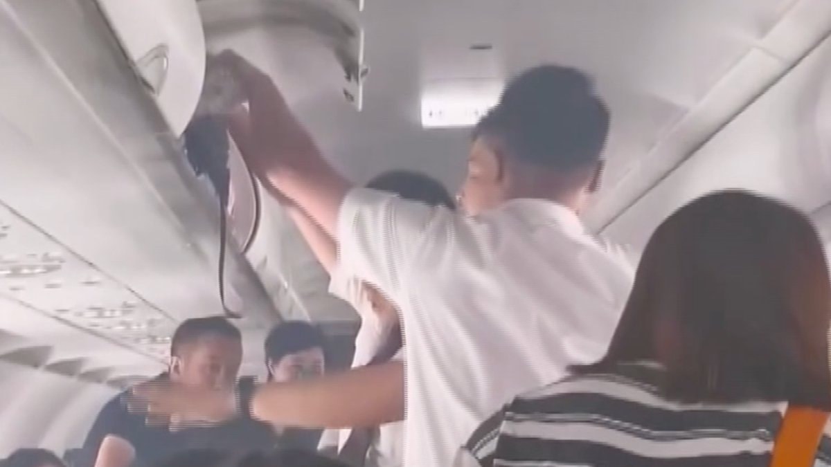 Çin'de yolcu uçağında panik anları: Taşınabilir batarya alev aldı