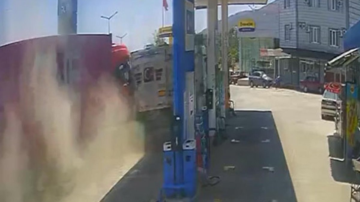 Denizli'de tır sürücüsünü arı soktu: Akaryakıt istasyonuna daldı