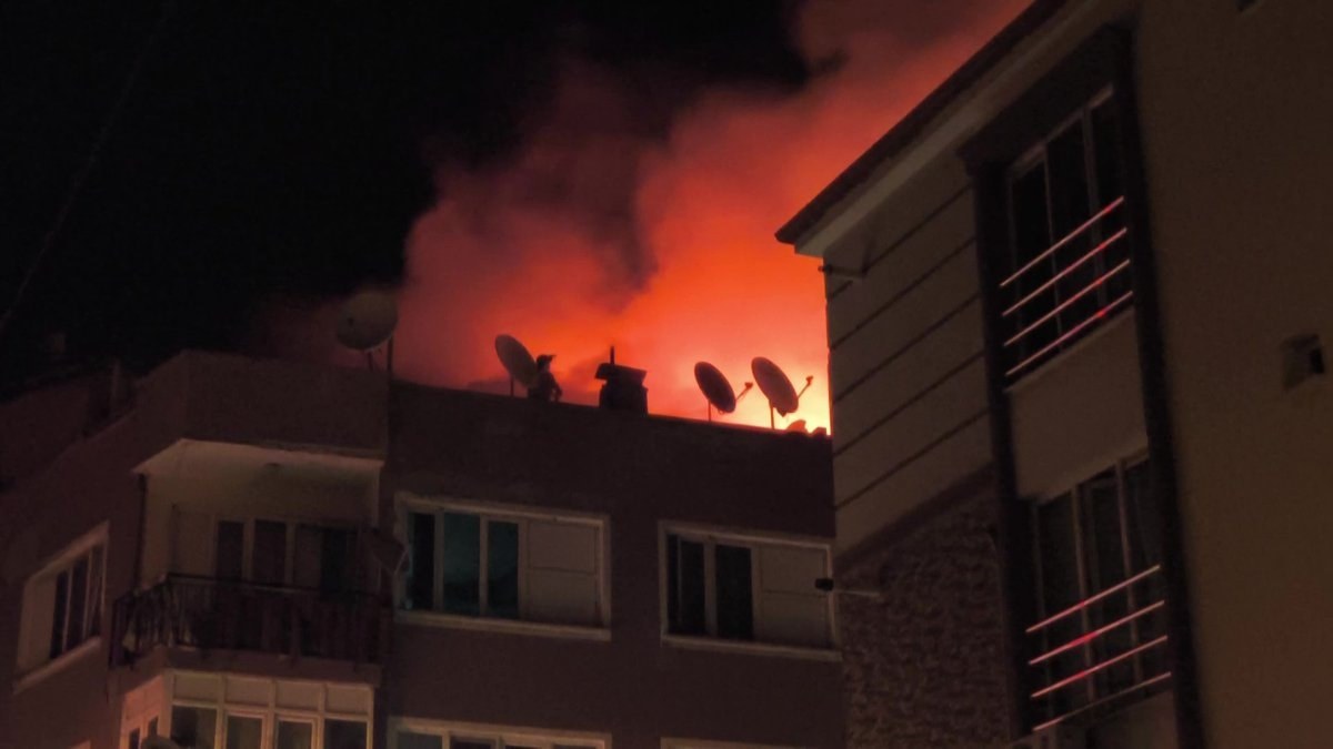 Denizli'de yanan çatıya hortumla çıktı