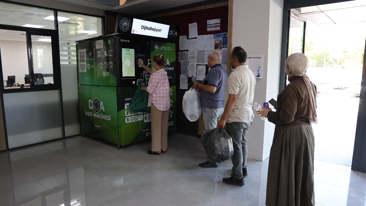 Elazığ'da depozito iade cihazlarına vatandaşlardan yoğun ilgi