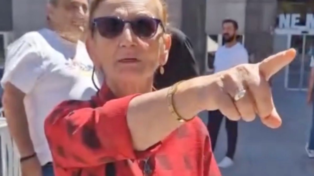 Erdal Beşikçioğlu’na destek için belediyeye gelen kadın: Adam geldi, Atatürk’ün resmini yaptırdı