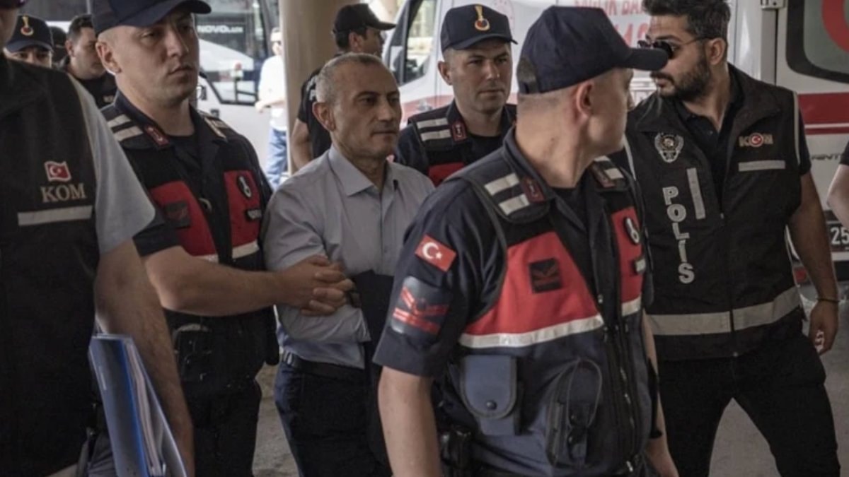 Gülistan Doku soruşturmasında tutuklanan Tuncay Sonel, kelepçelerini gizlemeye çalıştı