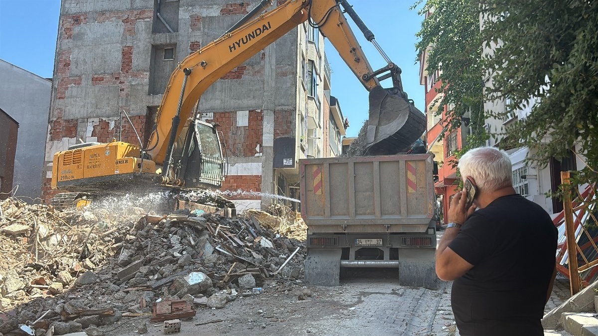 İstanbul'da kontrollü yıkım kontrolden çıktı: Çevredeki binalar hasar aldı