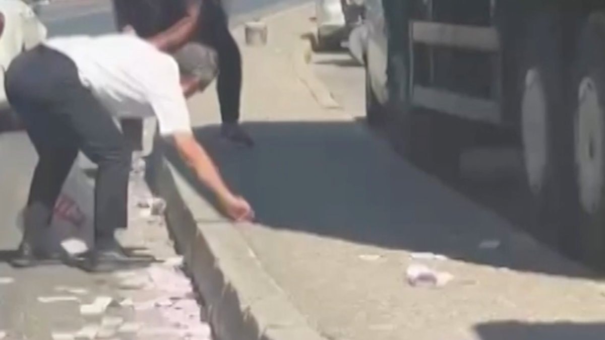 İzmir'de deste deste paralar yola savruldu: Vatandaşlar toplamak için seferber oldu