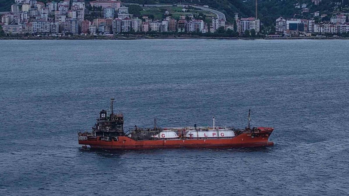 Karadeniz’de drone saldırılarında hasar alan gemi Trabzon’da