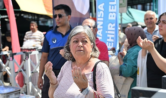 Manisa Büyükşehir'den Perşembe Pazarı'nda 2 Bin Kişiye Aşure İkramı