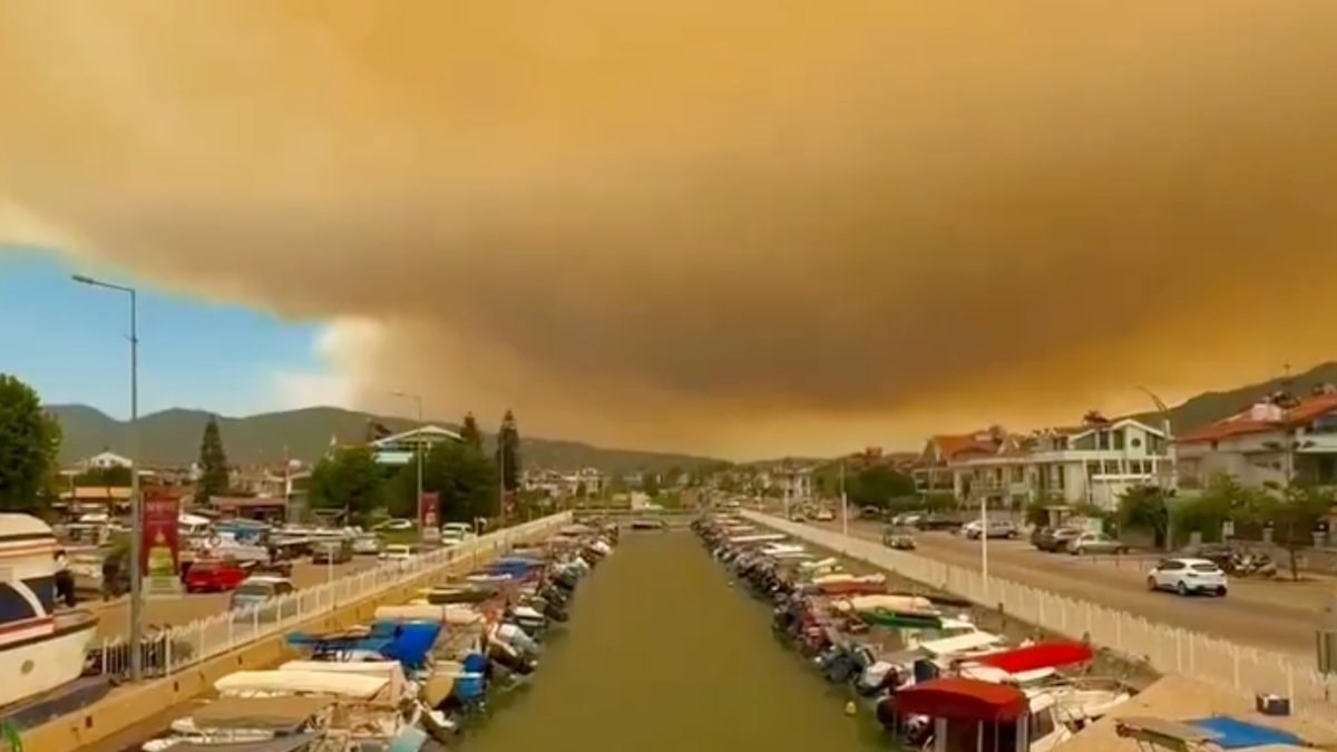 Muğla'da orman yangınında göz gözü göremez oldu: Gökyüzü dumanla kaplandı
