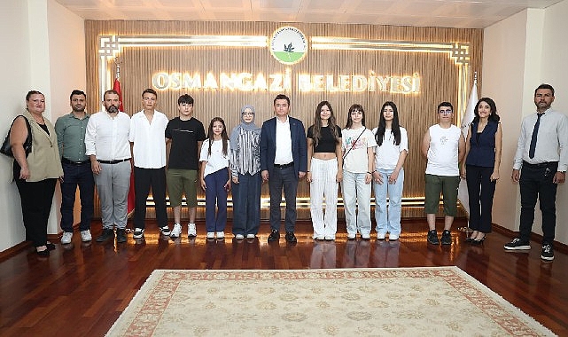 Osmangazi'de Ücretsiz LGS Kurslarının Başarılı Öğrencileri Başkan Aydın'la Buluştu